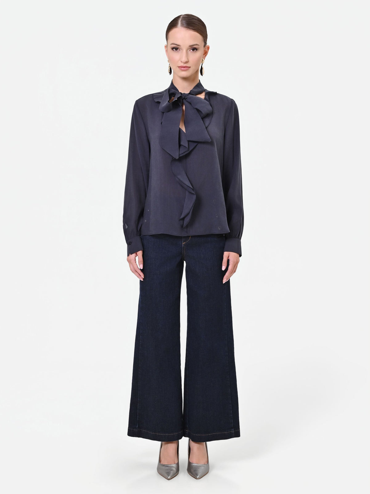 Blusa blu navy con collo a fiocco e volant
