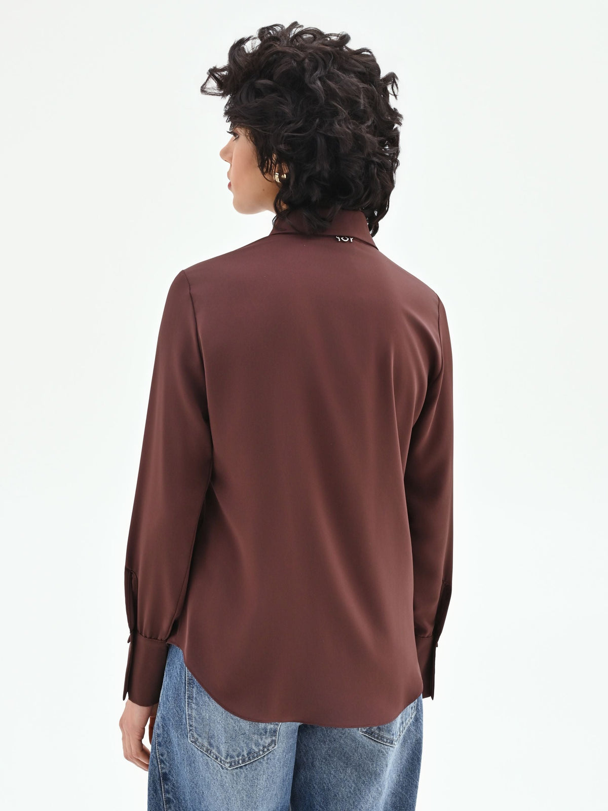 Camicia marrone con bottoncini ricoperti