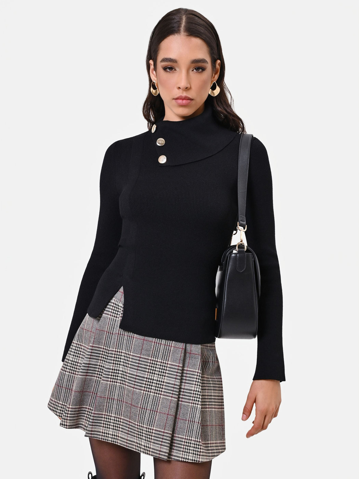 Maglia in viscosa nera con collo asimmetrico