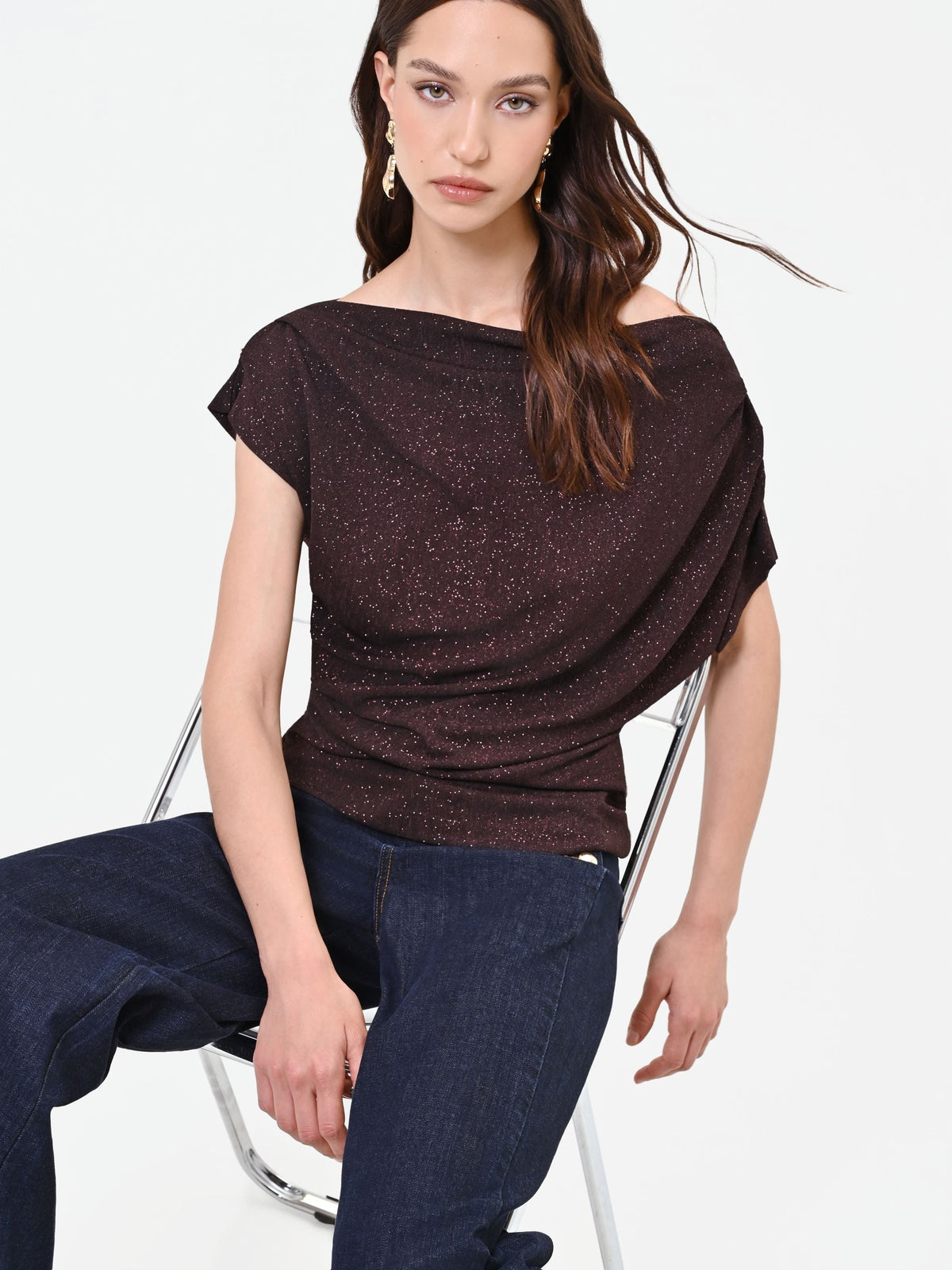 Blusa marrone con drappeggio asimmetrico