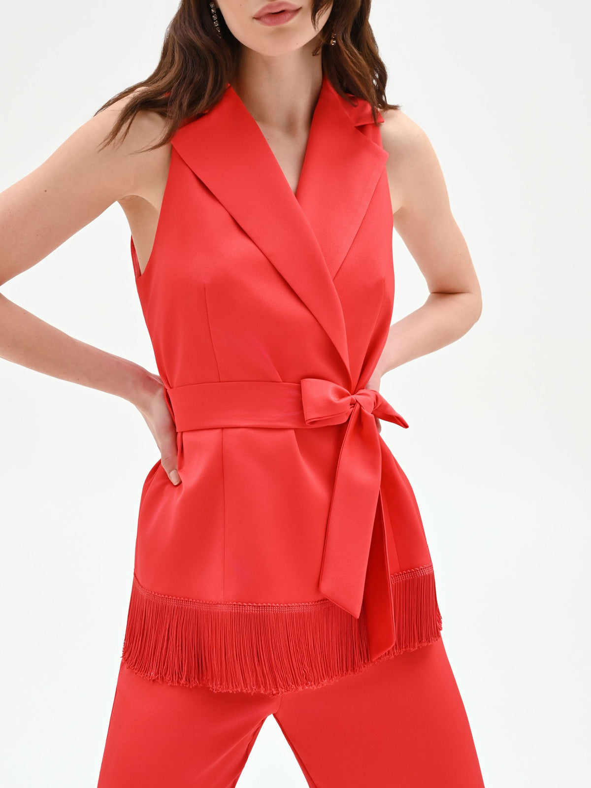 Gilet in raso rosso fragola con frange