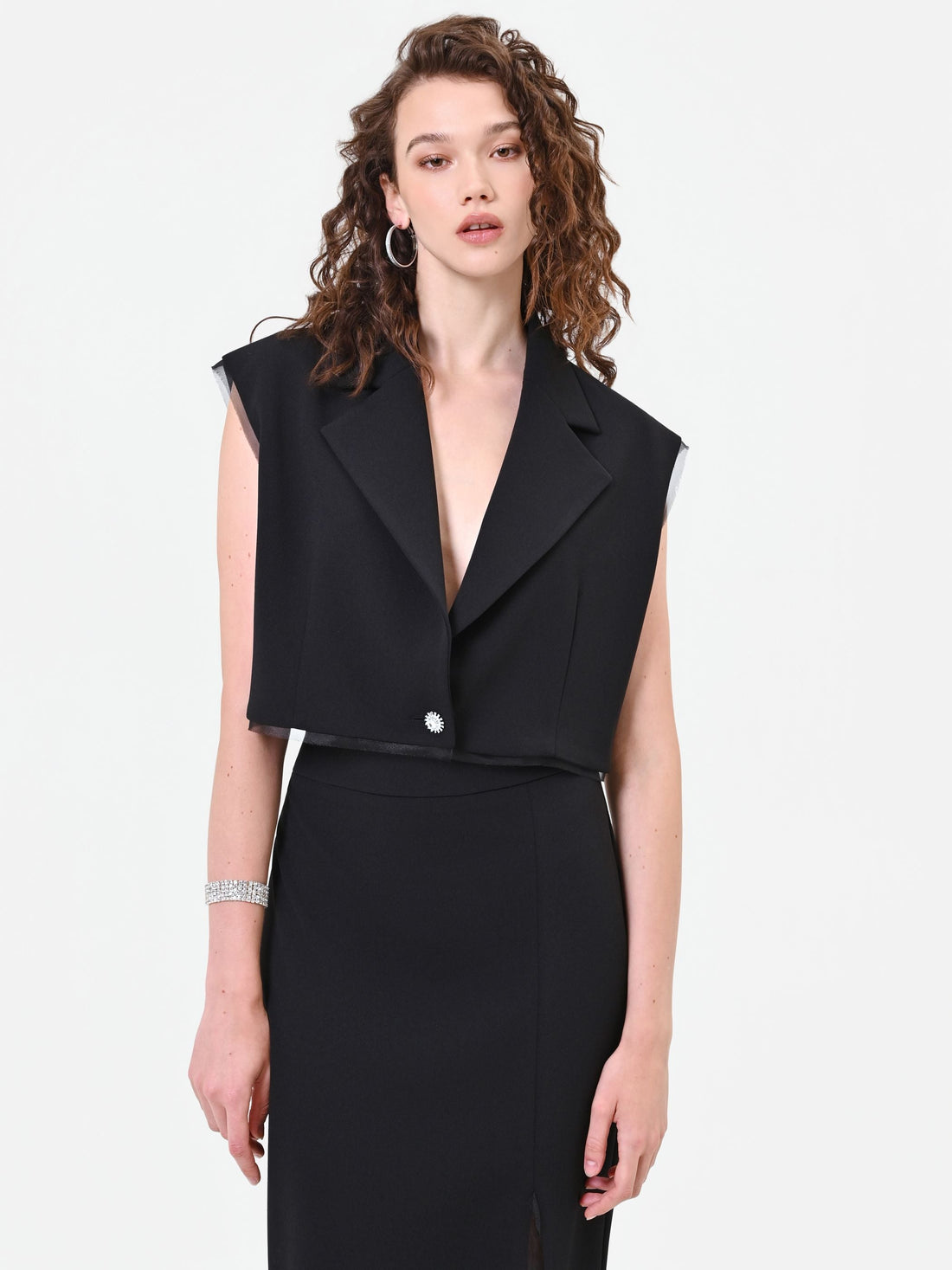 Gilet nero cropped con dettagli velati