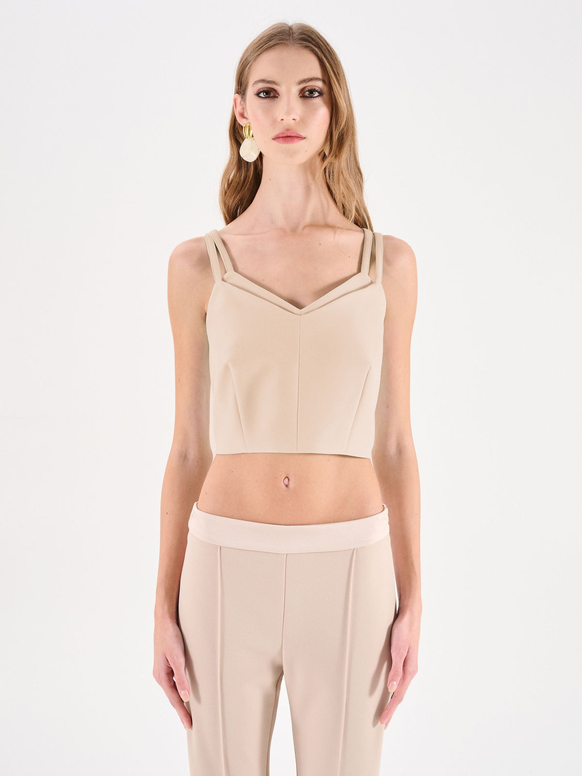 Top crop beige chiaro con doppie spalline
