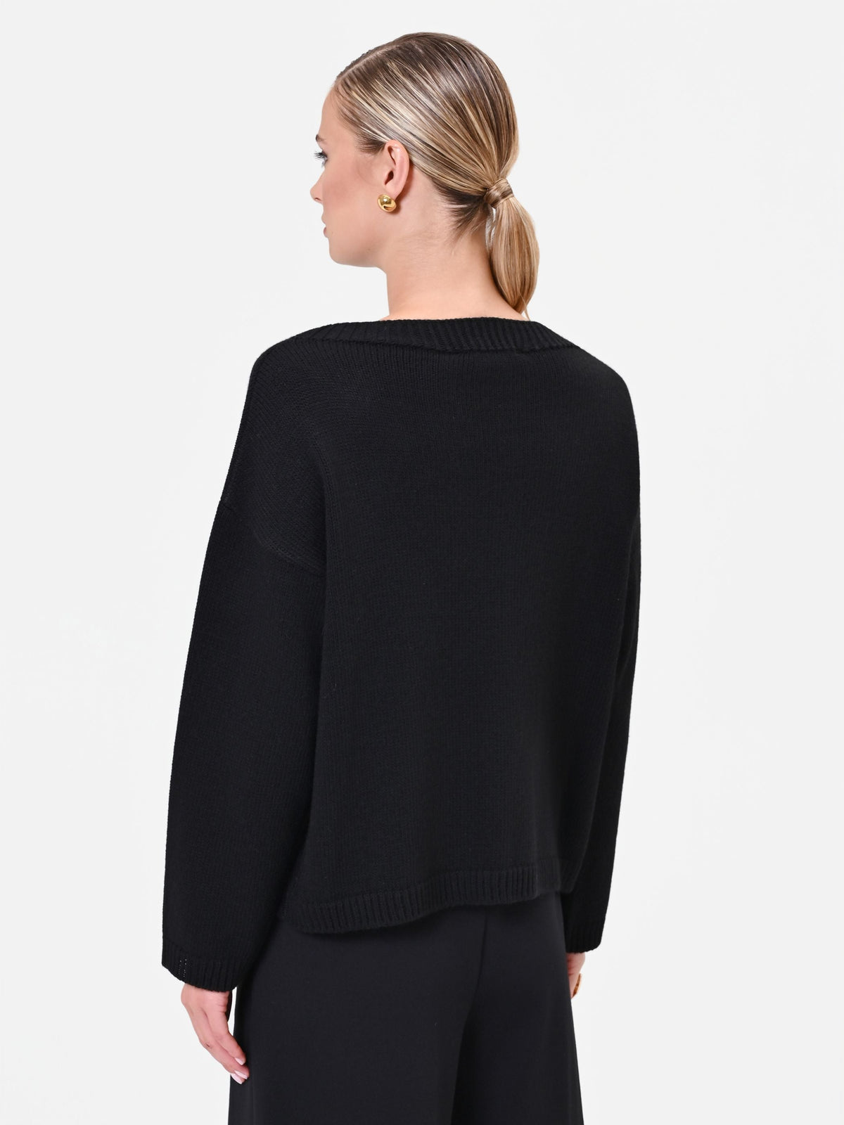 Maglia in lana nera con scollo asimmetrico