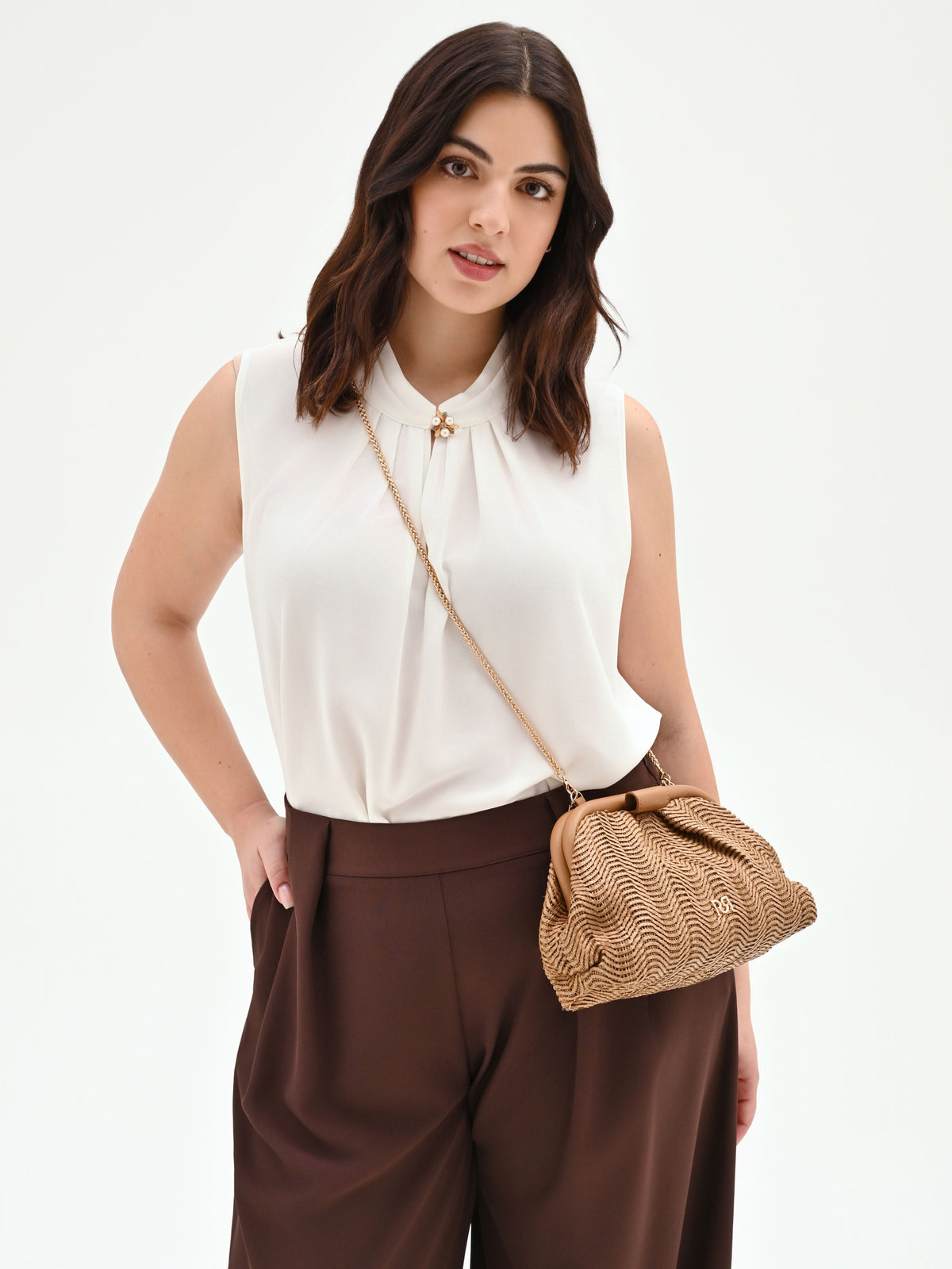 Top curvy  bianco panna con spilla gioiello