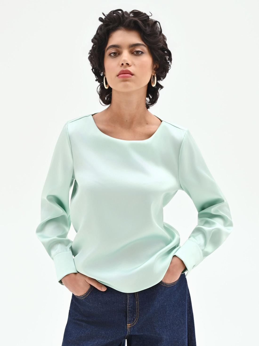 Blusa verde menta dalla linea essenziale