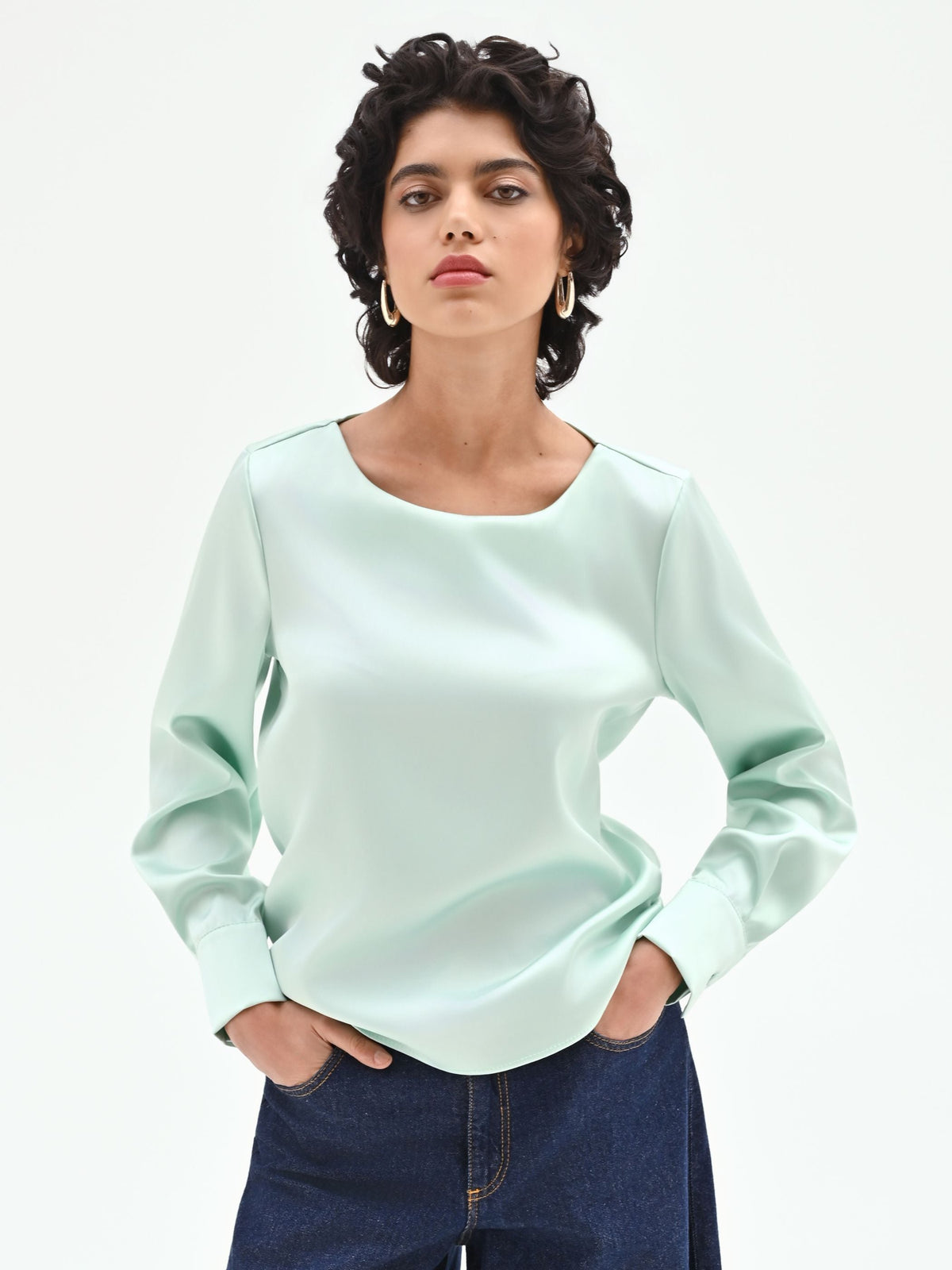 Blusa verde menta dalla linea essenziale