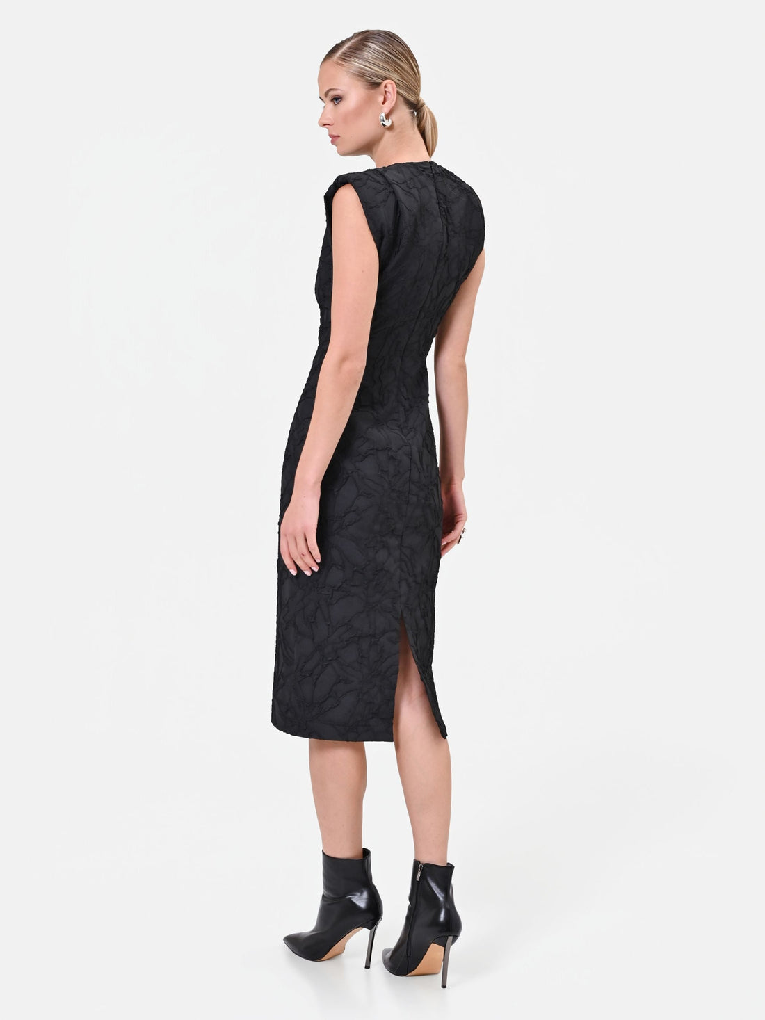 Abito tubino nero con drappeggio in tessuto jacquard