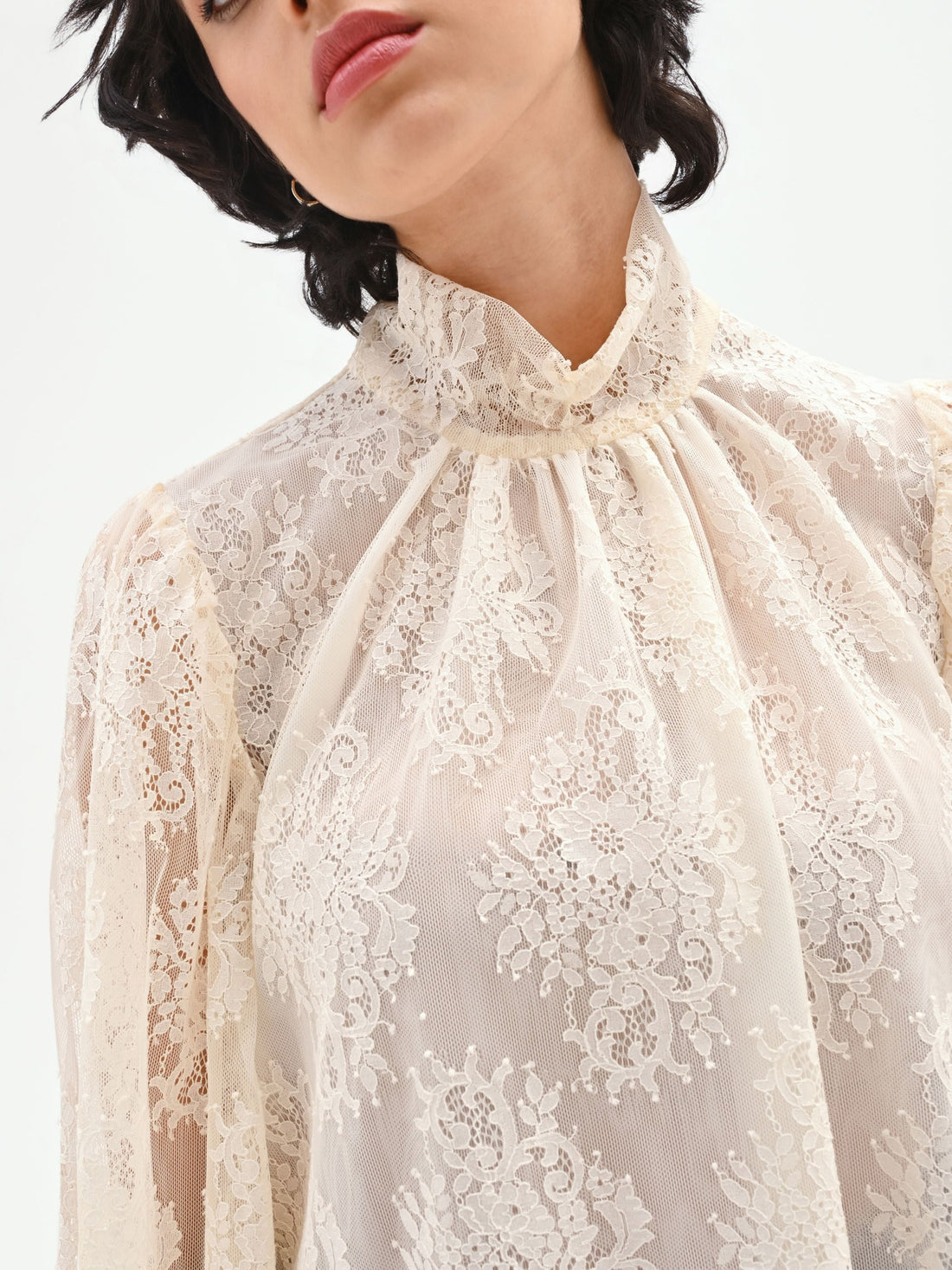 Blusa in pizzo panna bianco con collo alto