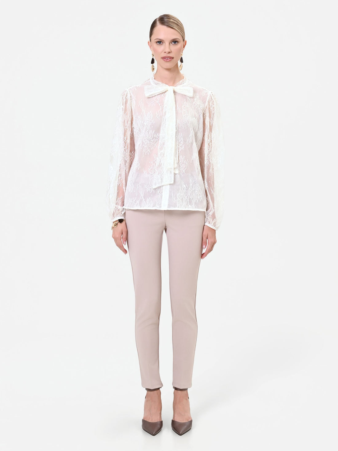 Camicia in pizzo panna bianco con fiocco al collo