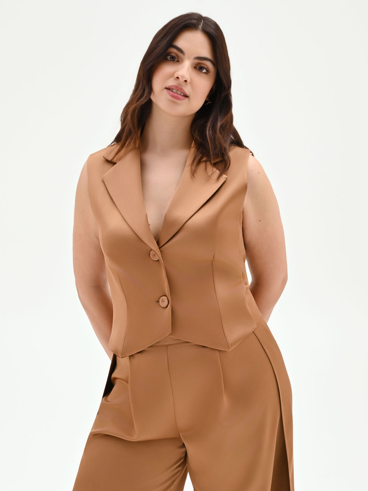 Gilet curvy marrone bronzo in raso con rever