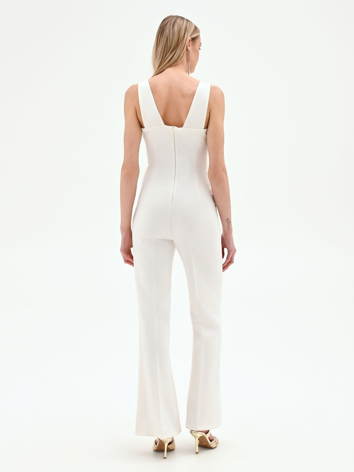 Tuta bianca con scollo a cuore e pantalone palazzo