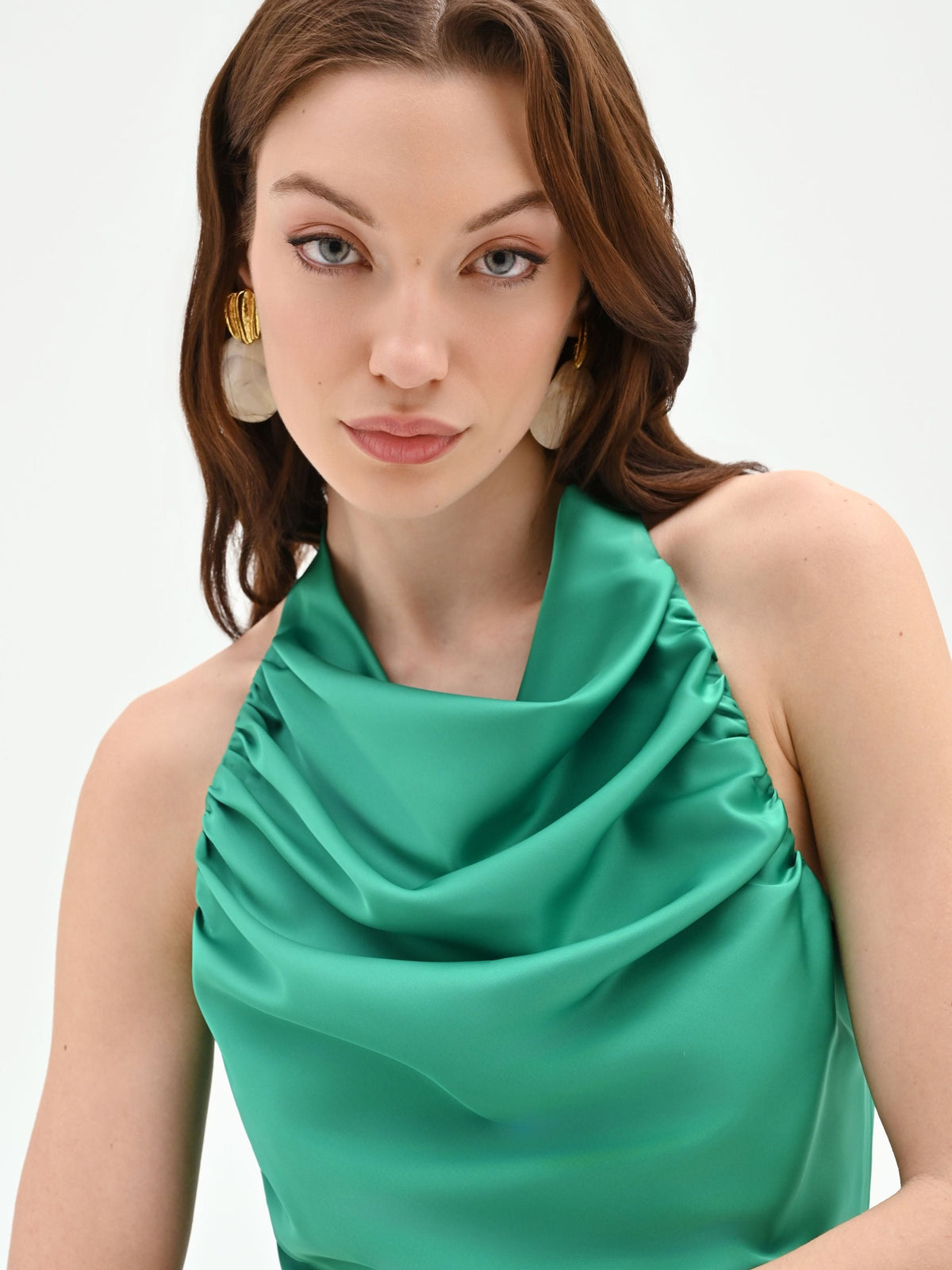 Abito lungo prato verde con scollo drappeggiato