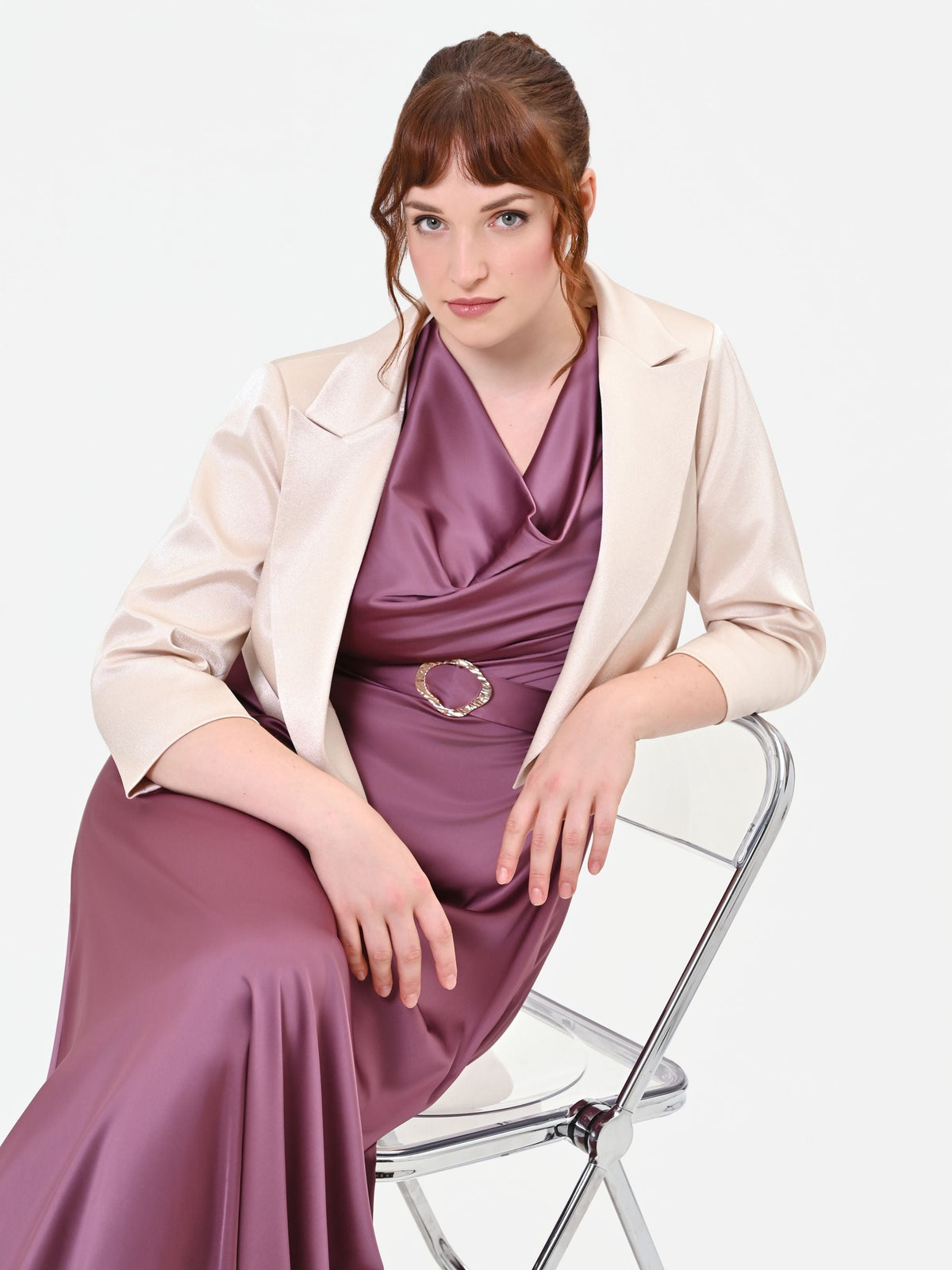 Giacca Curvy corta in raso beige chiaro