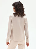 Blusa beige chiaro con foulard plissettato