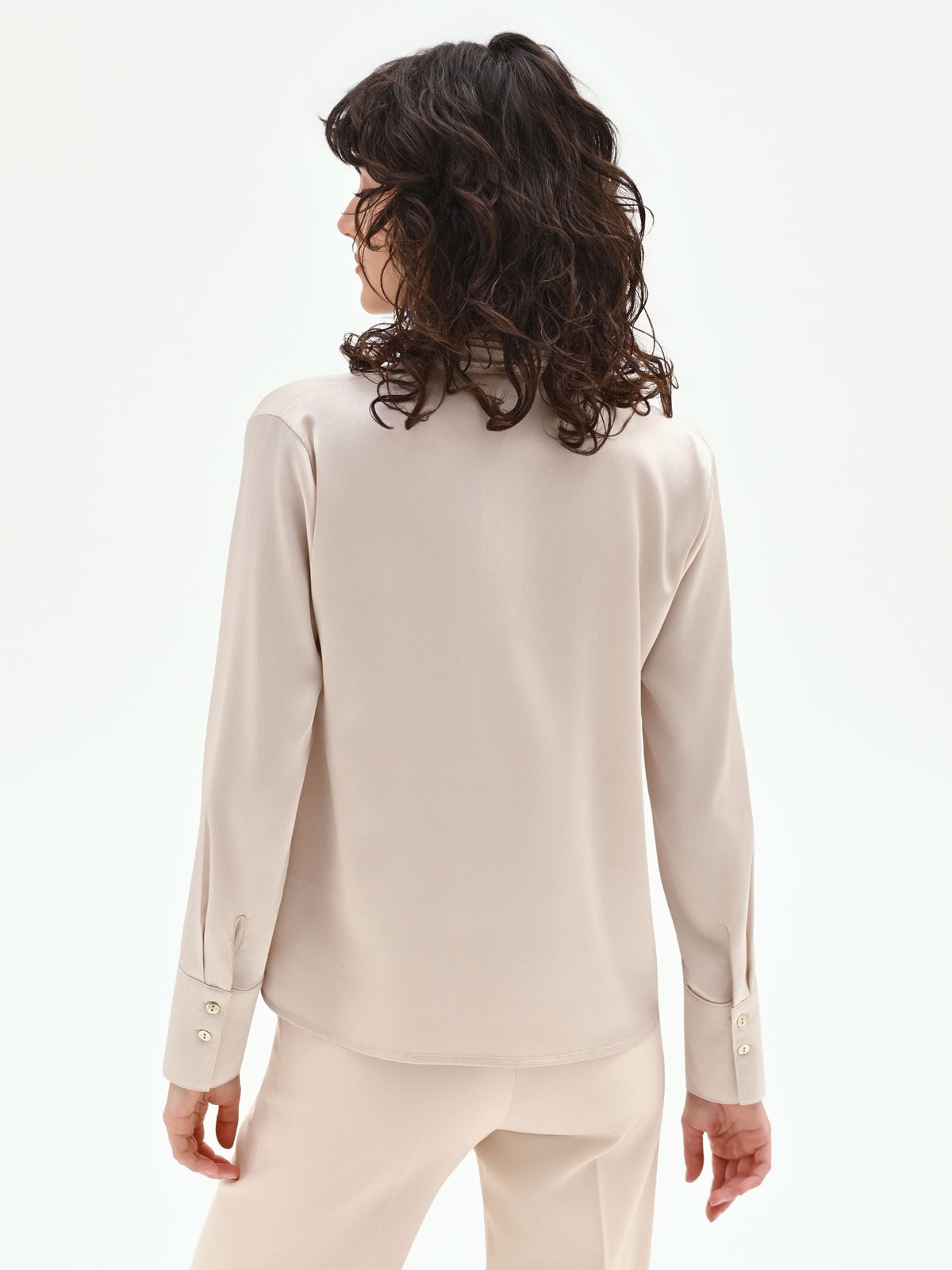 Blusa beige chiaro con foulard plissettato