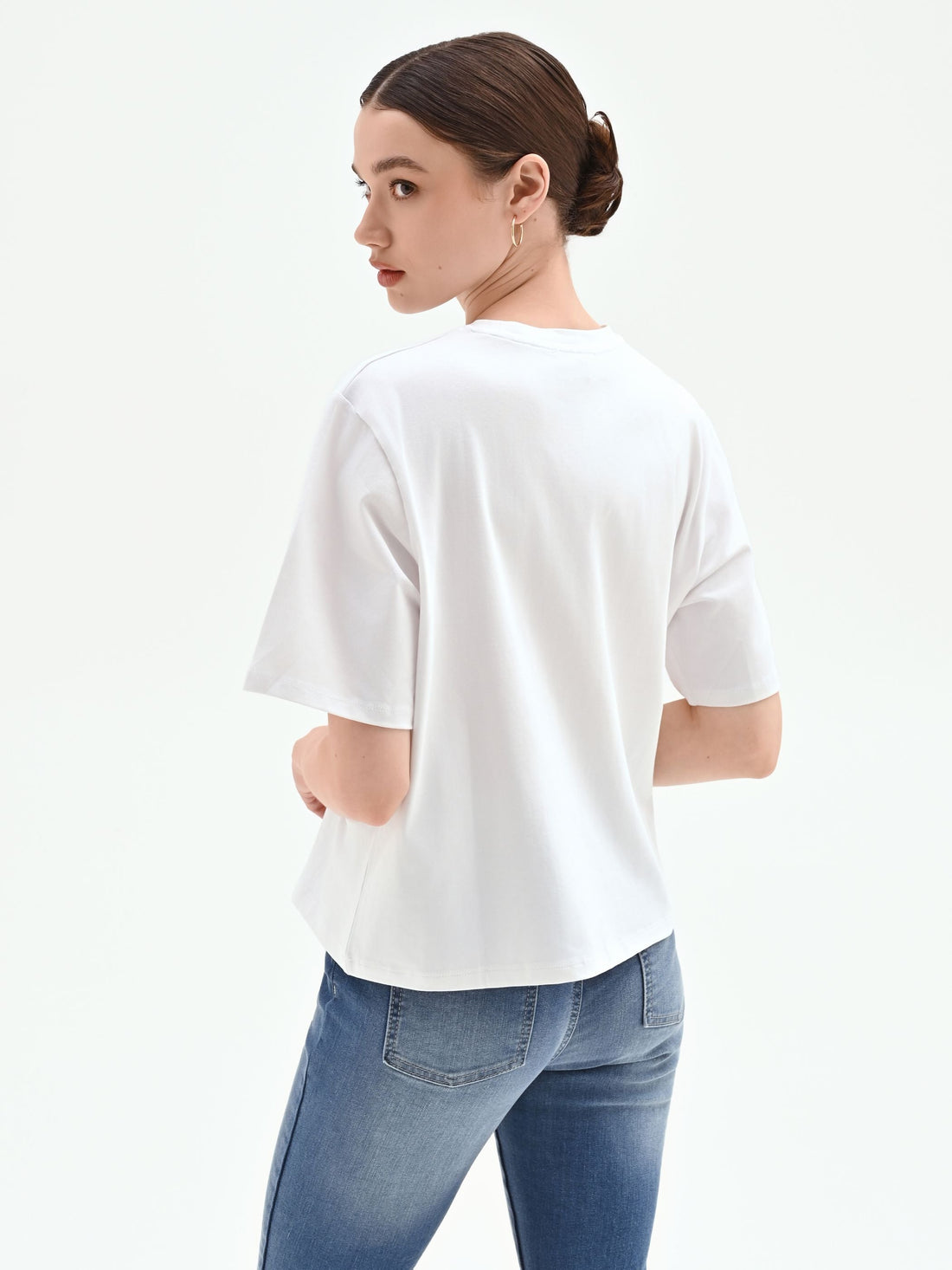 T-shirt bianca con foulard stampa bandana