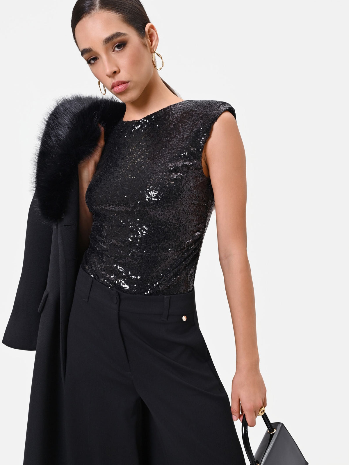 Top smanicato nero in paillettes