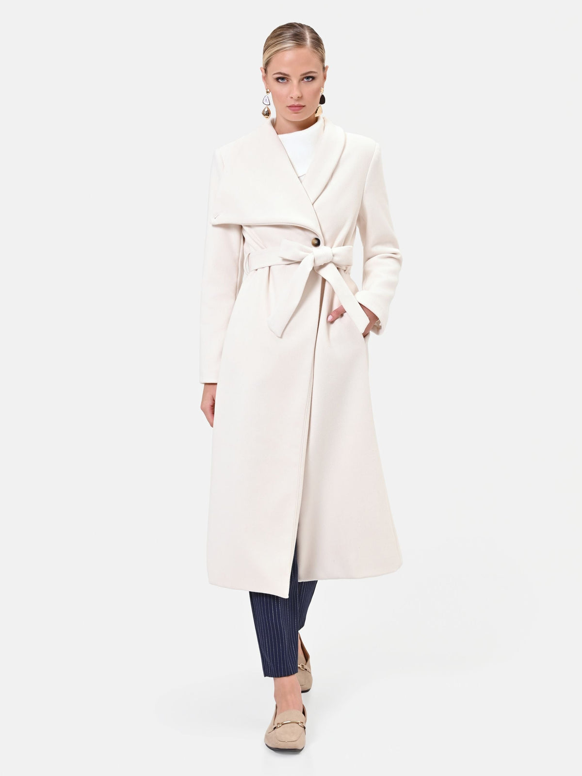 Cappotto bianco panna con collo a scialle e cintura in velour