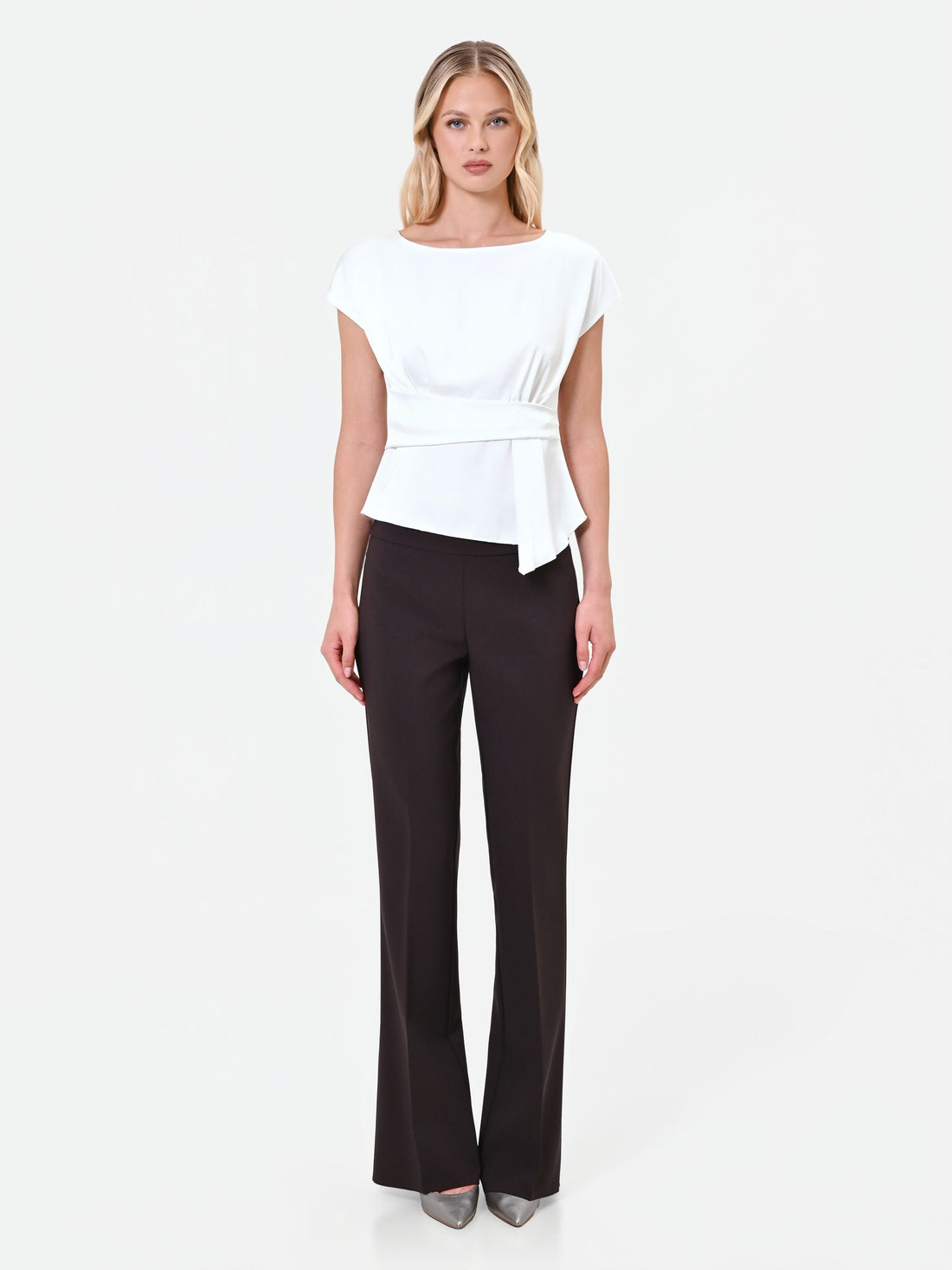 Blusa panna in raso con cintura annodata