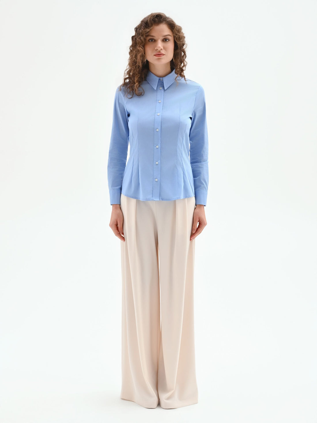 Camicia cielo azzurro dal taglio sciancrato