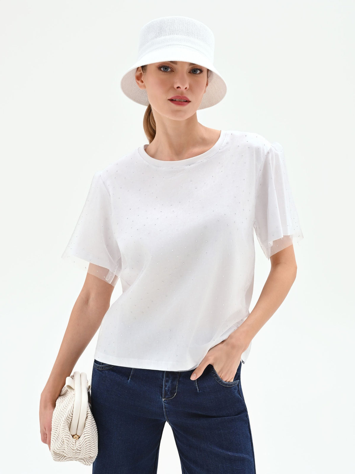 T-shirt bianca con doppio velo e applicazioni brillanti