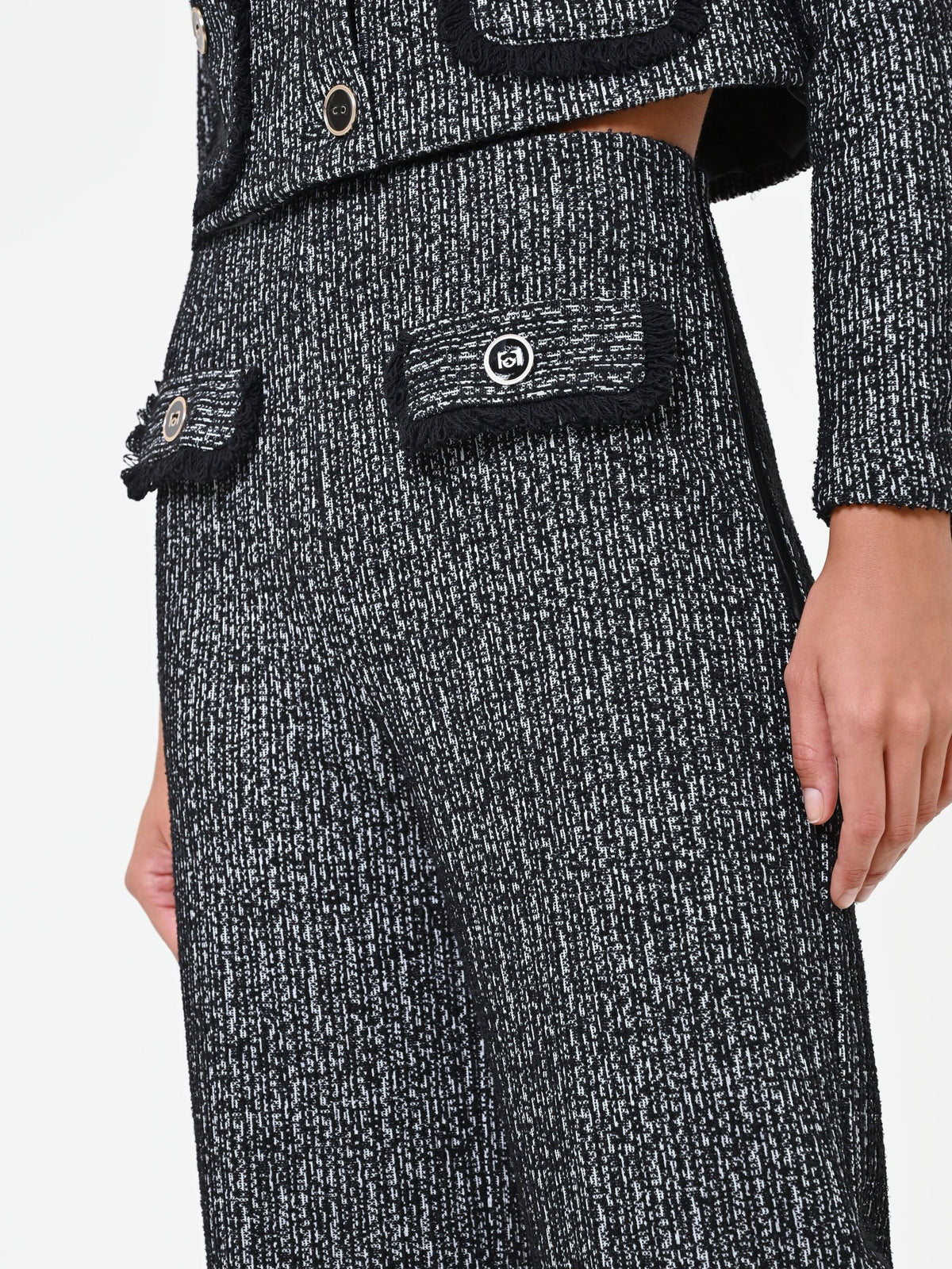 Pantalone nero in bouclé con tasche a toppa