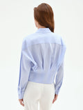 Camicia azzurra in cotone con pieghe cucite
