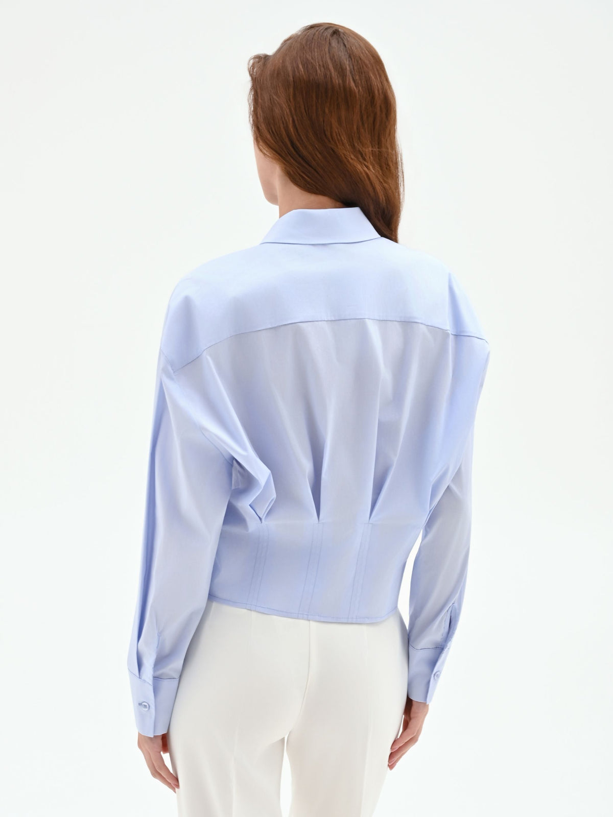 Camicia azzurra in cotone con pieghe cucite