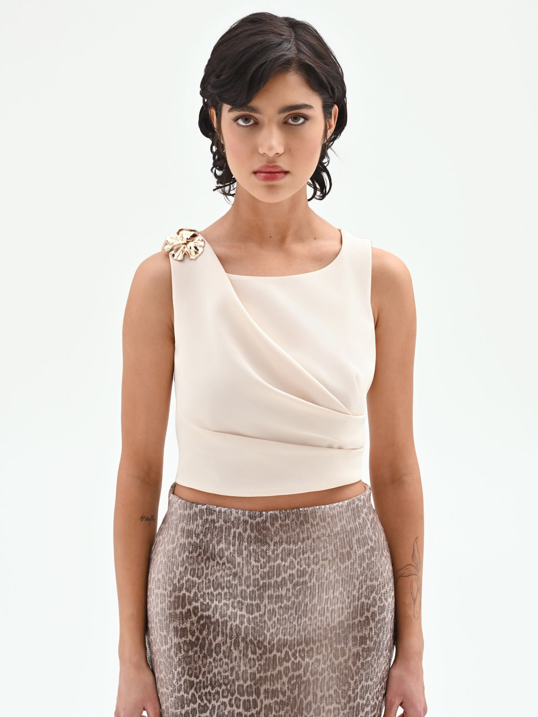 Top asimmetrico panna con accessorio oro