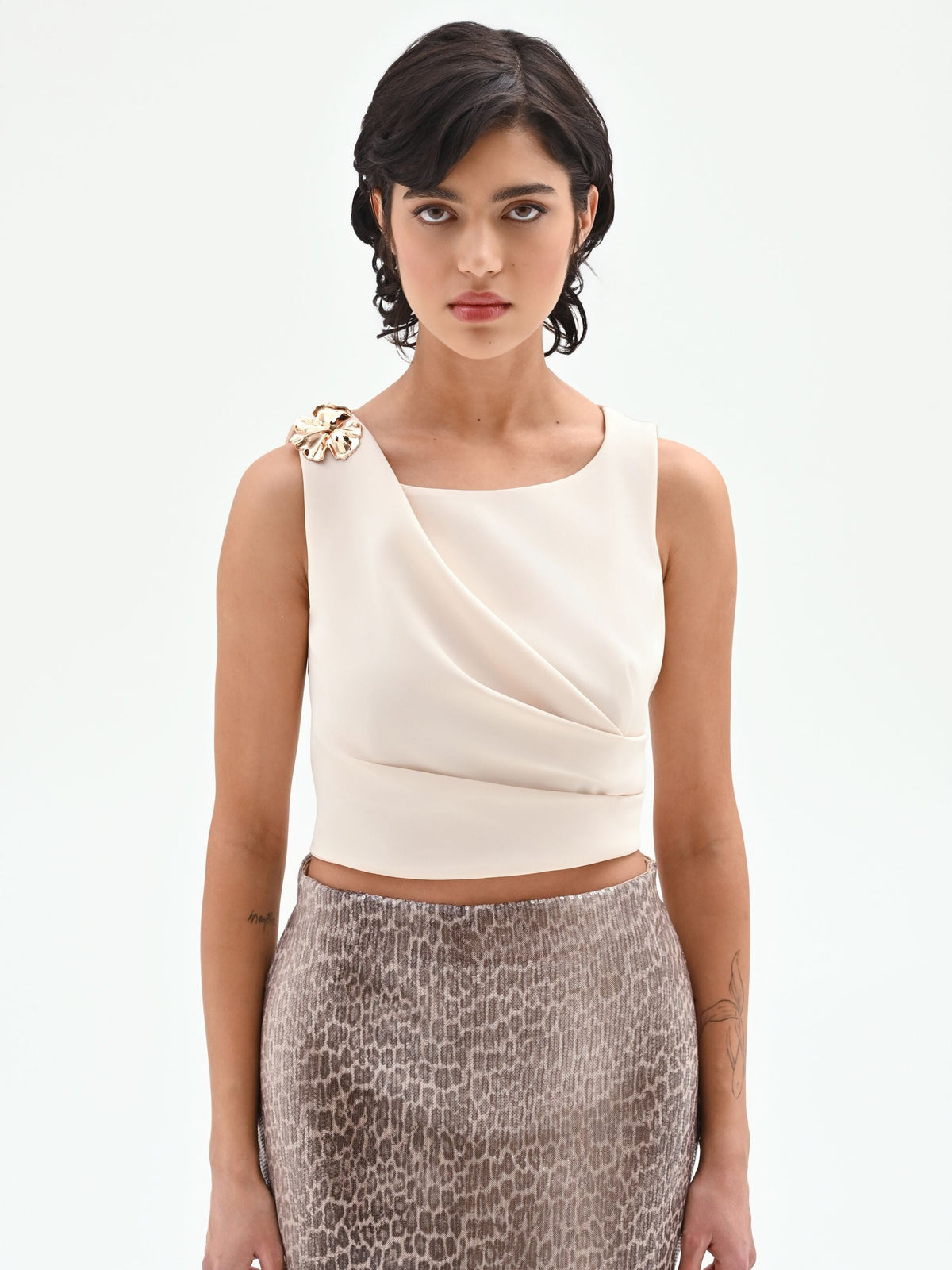Top asimmetrico panna con accessorio oro