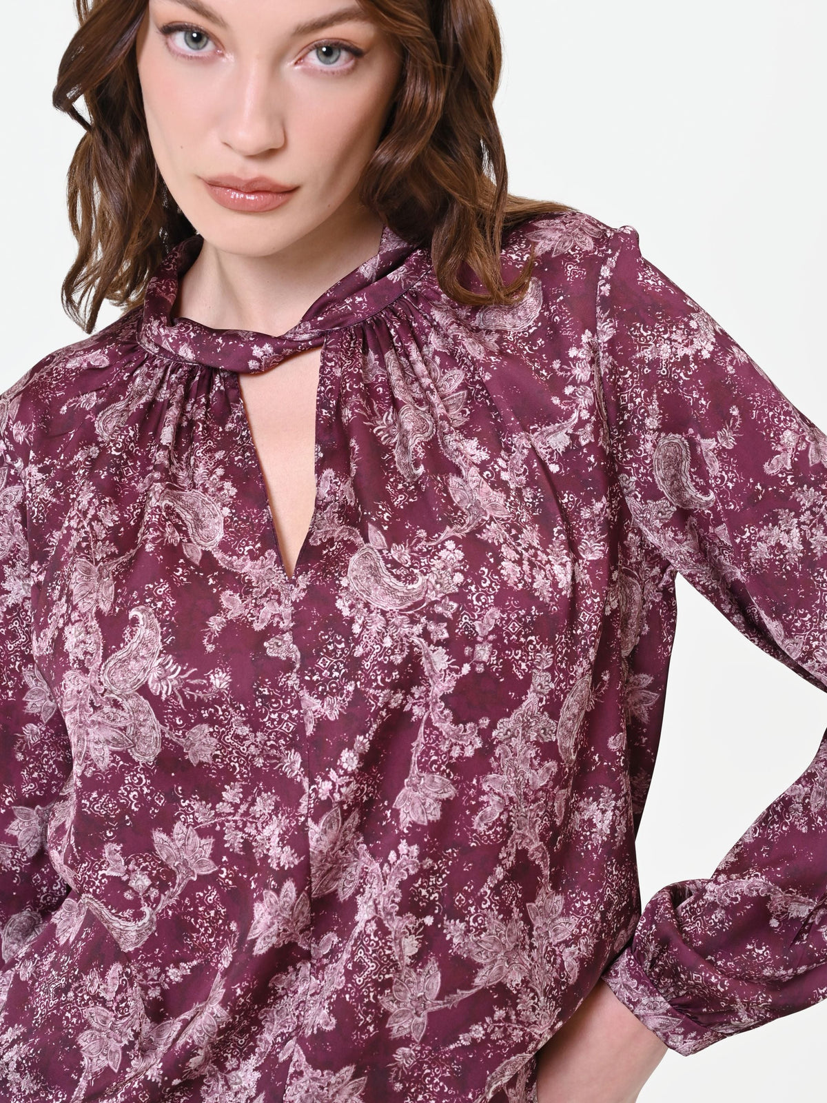 Blusa rosso bordeaux con fantasia e collo a torchon
