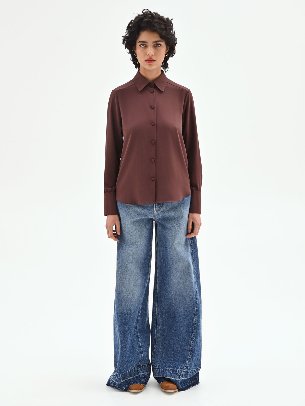 Camicia marrone con bottoncini ricoperti