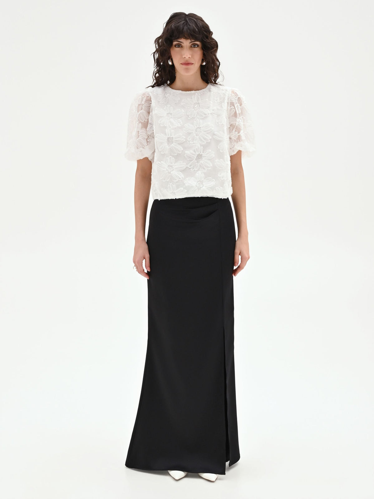 Blusa bianca in organza con maxi fiori applicati