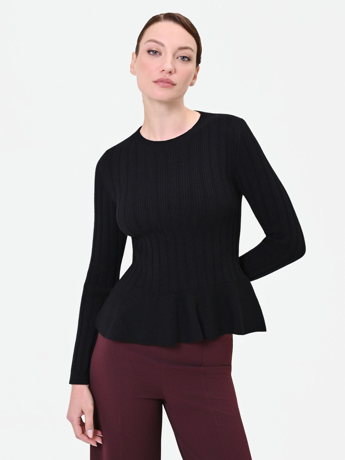 Maglia nera a costine con fondo a peplo in misto viscosa