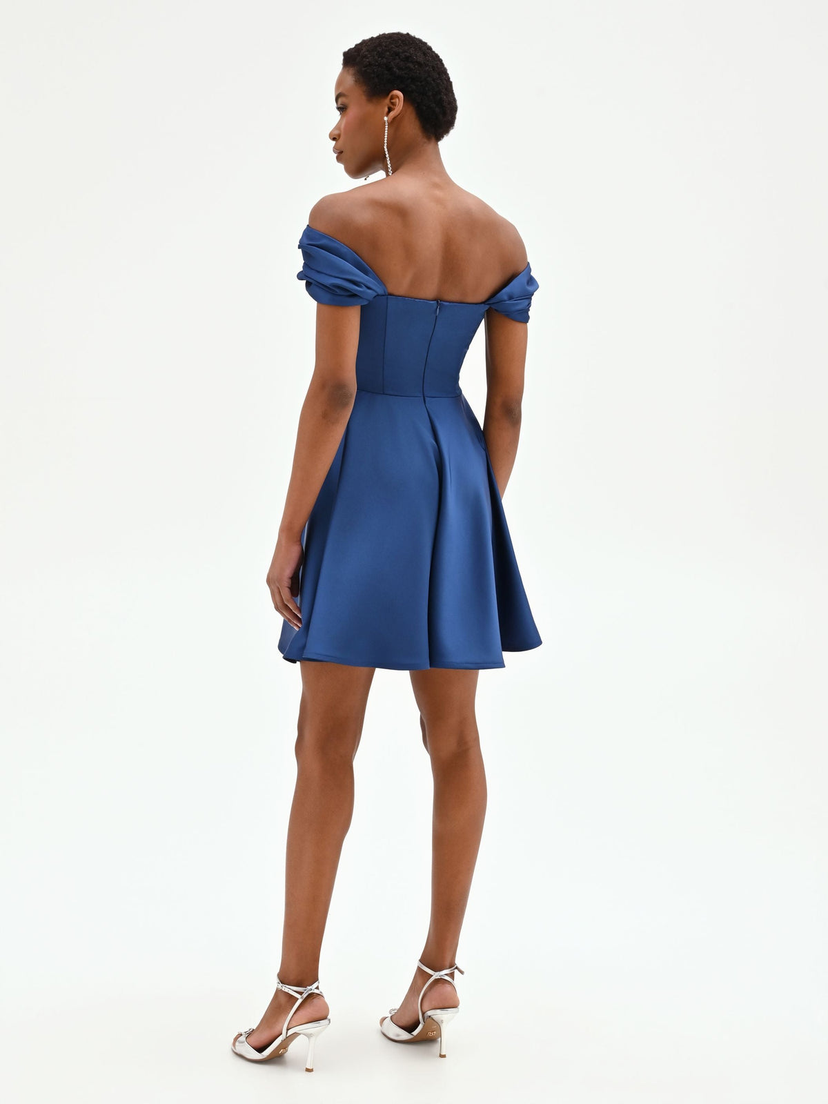 Abito corto blu brillante con scollo a cuore