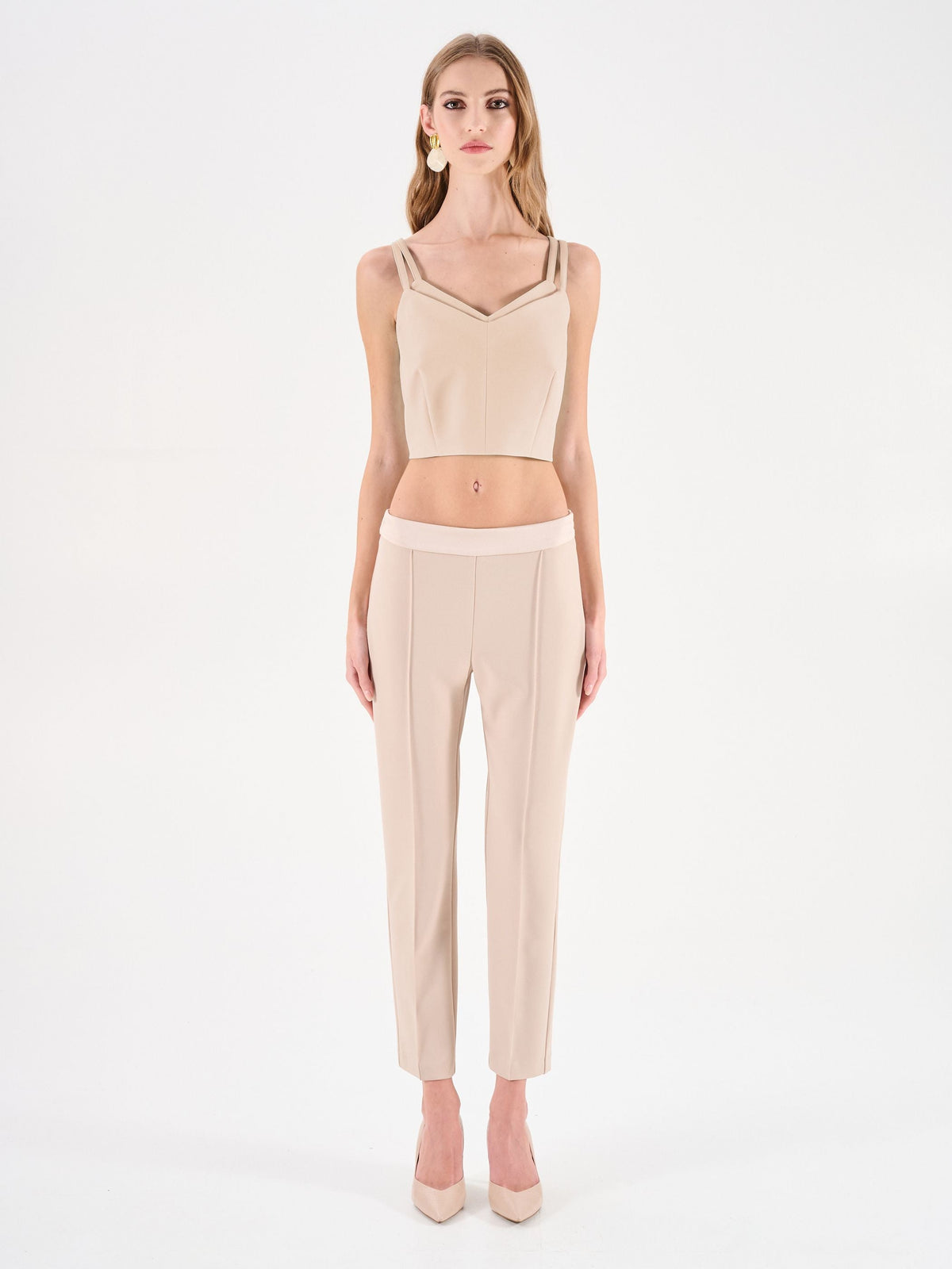 Top crop beige chiaro con doppie spalline