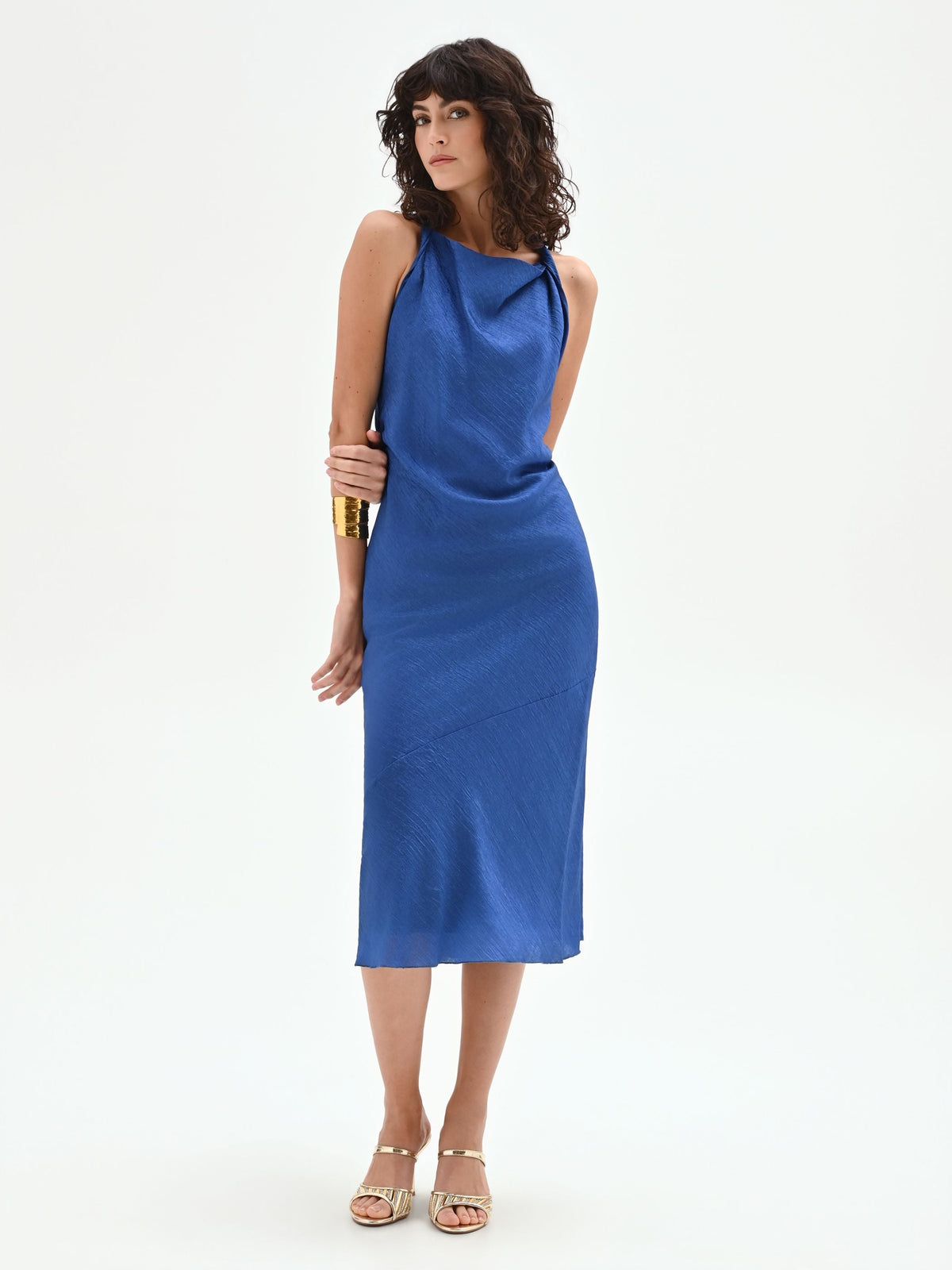 Abito midi blu brillante con drappeggio asimmetrico