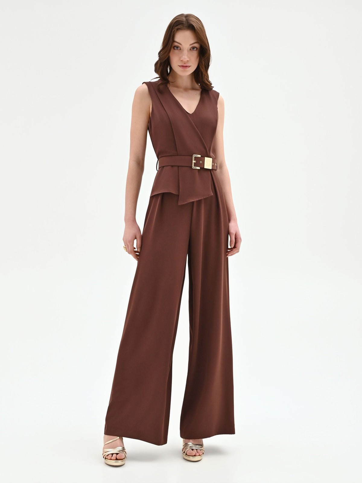 Tuta color cioccolato con pantalone palazzo