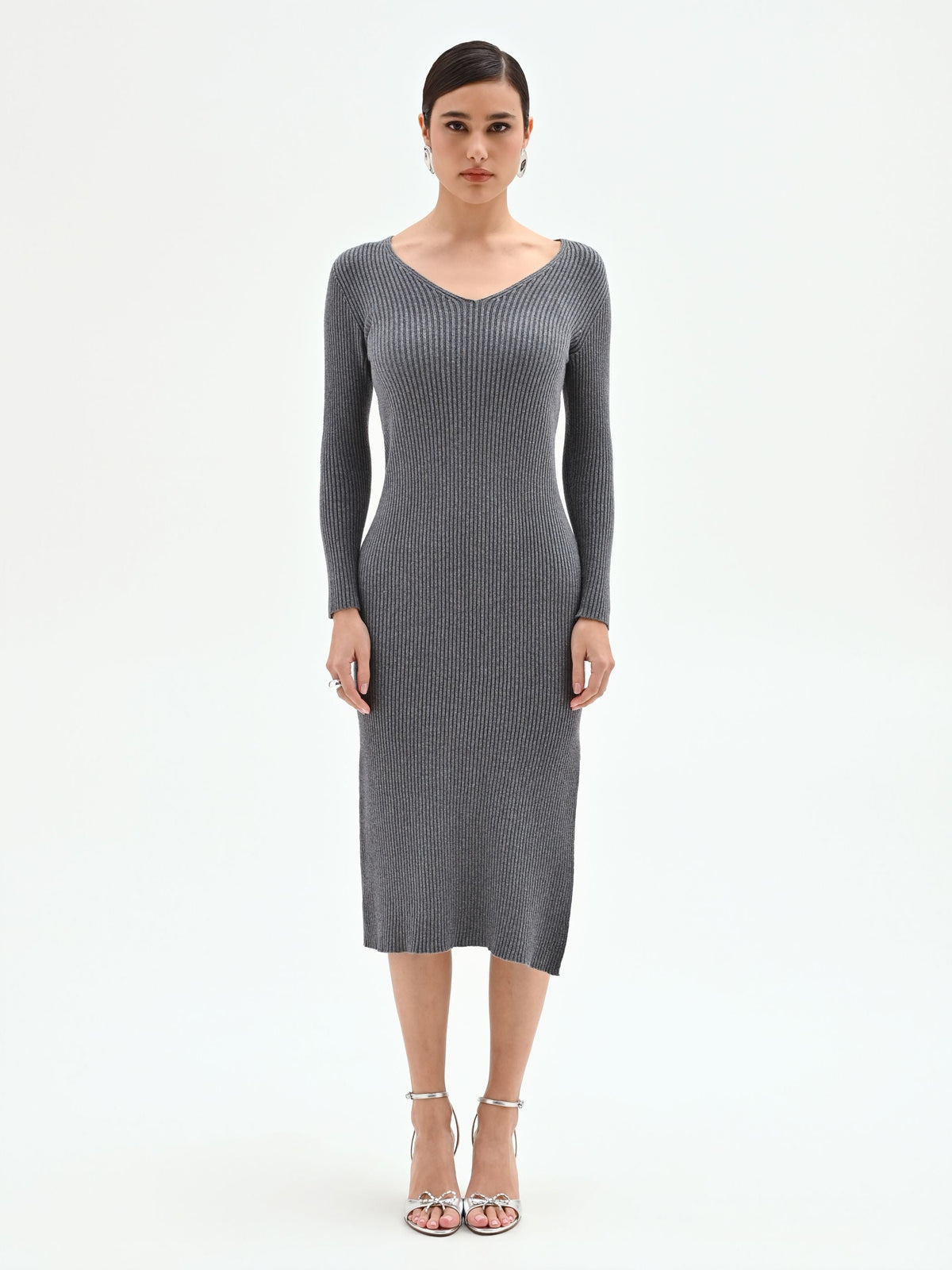 Abito in maglia grigio medio con spacchi laterali
