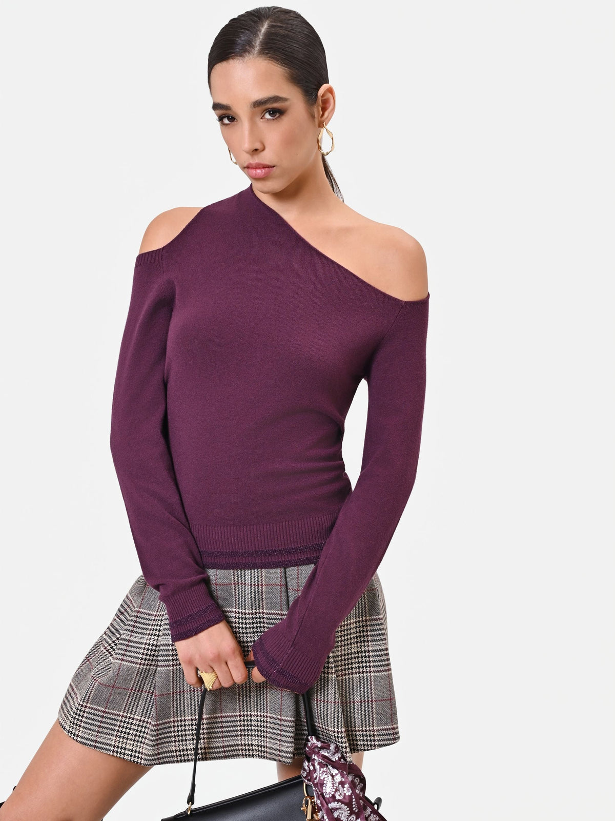 Maglia in viscosa bordeaux con scollo asimmetrico