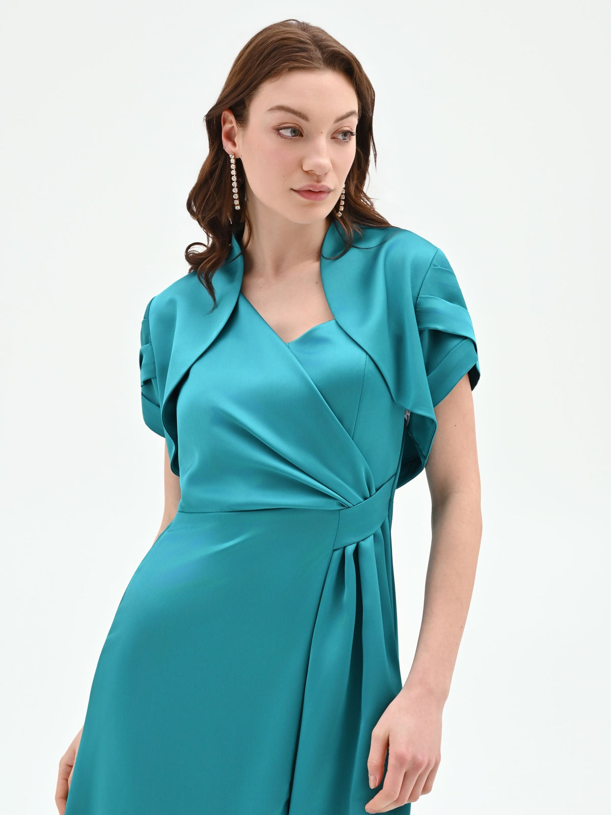 Coprispalla atelier smeraldo verde in raso con maniche strutturate