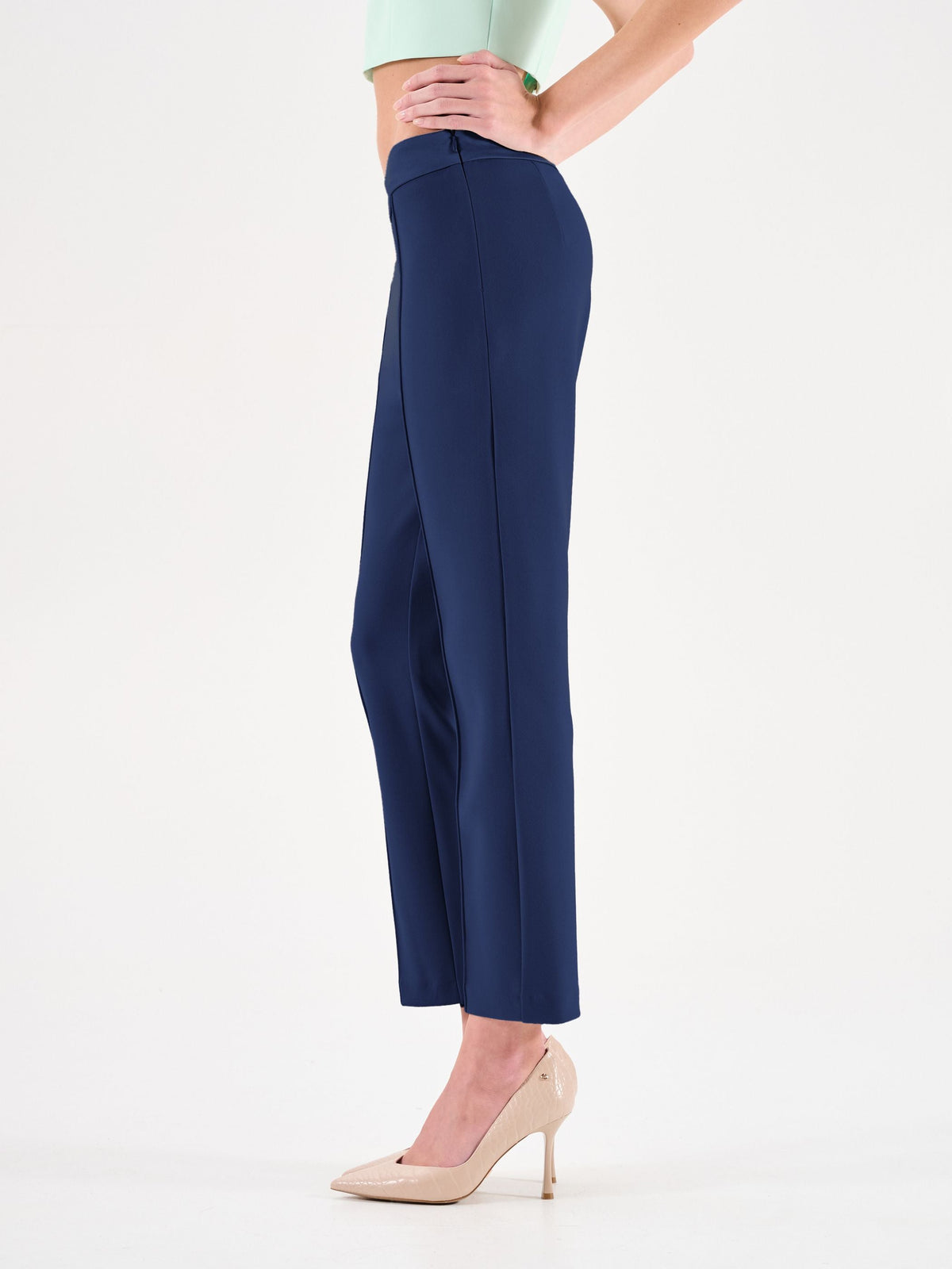 Pantalone blu a sigaretta con cinturino a contrasto