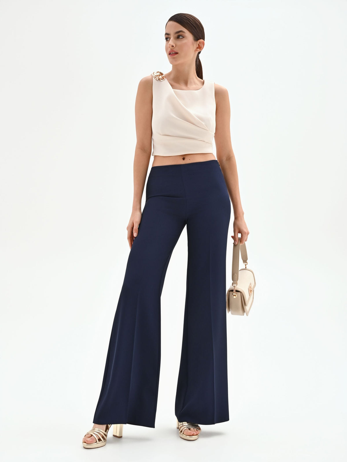 Pantalone a palazzo blu con piega stirata