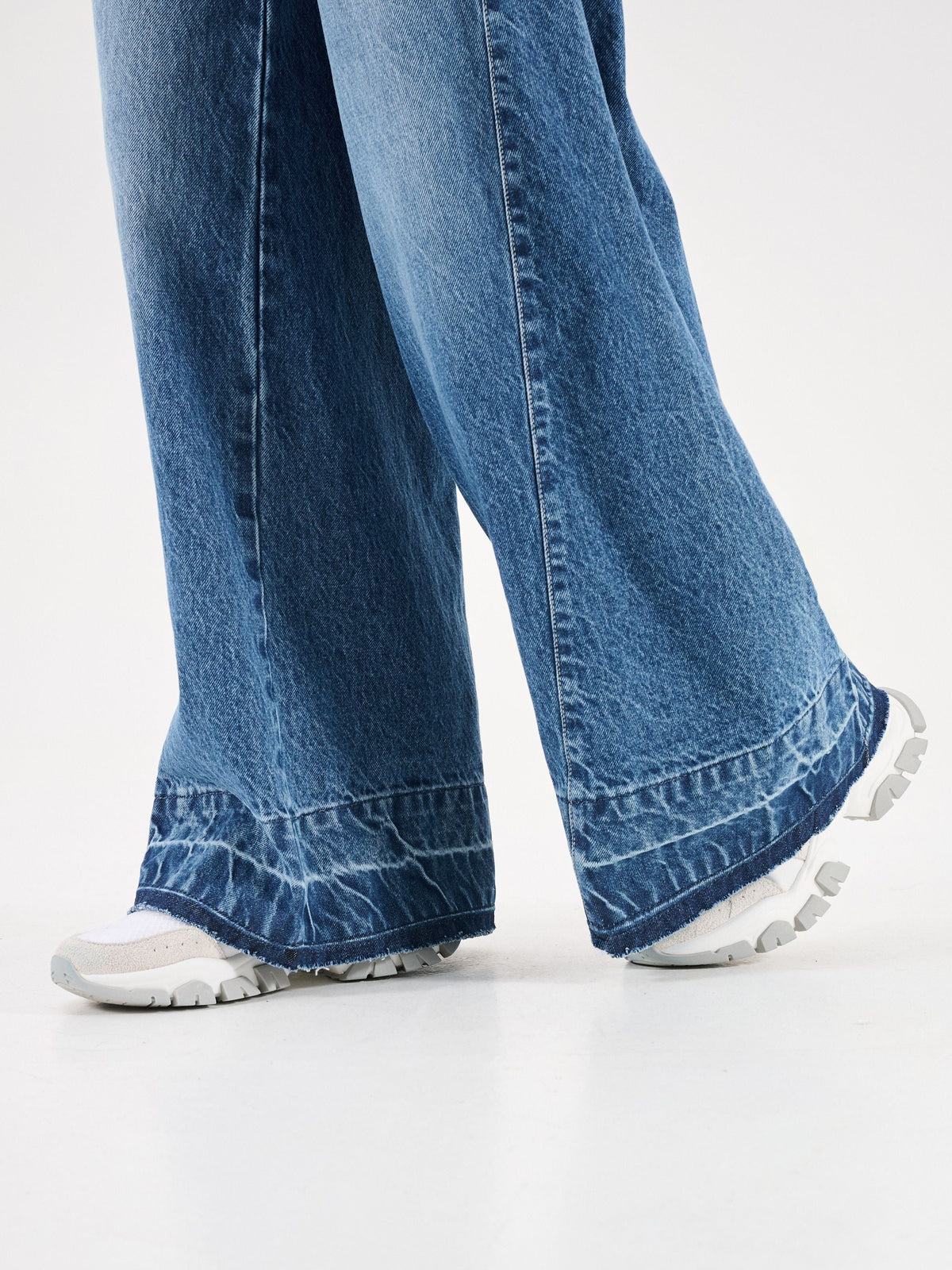 Jeans azzurri a gamba larga con risvolto