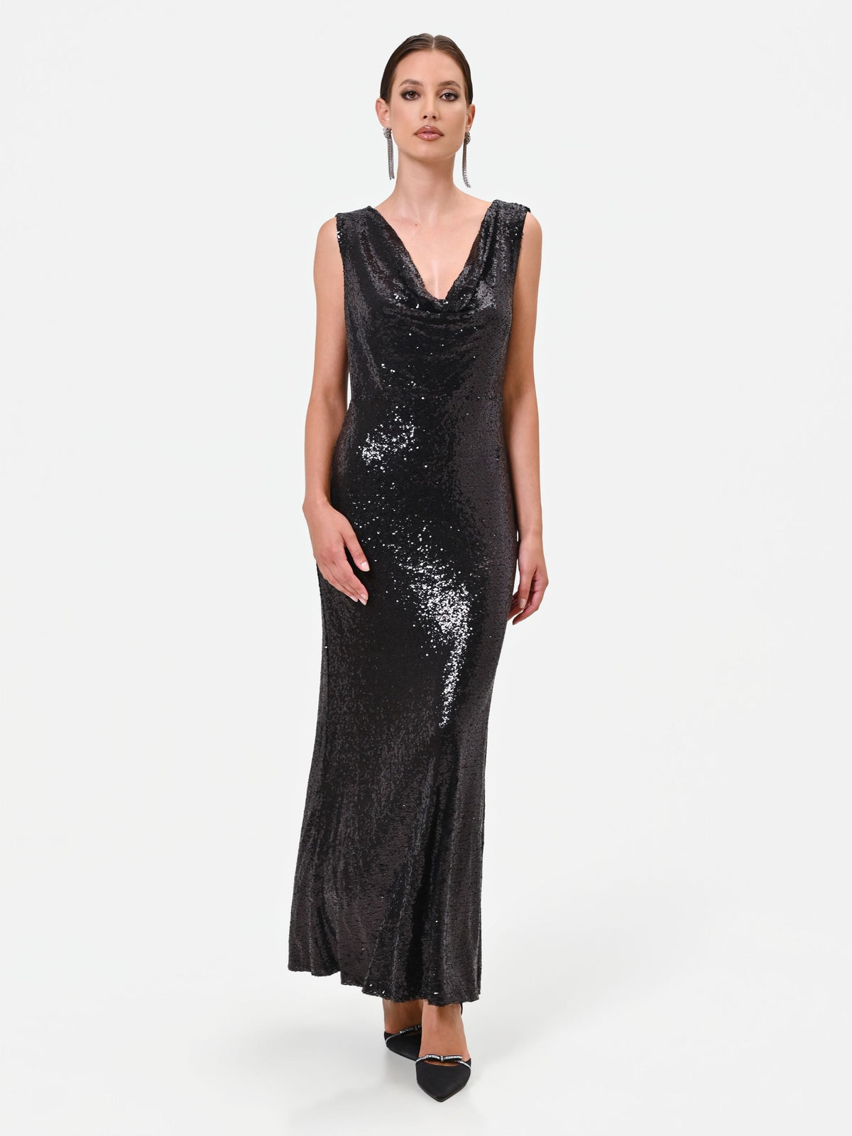 Abito lungo nero in paillettes con scollo posteriore drappeggiato