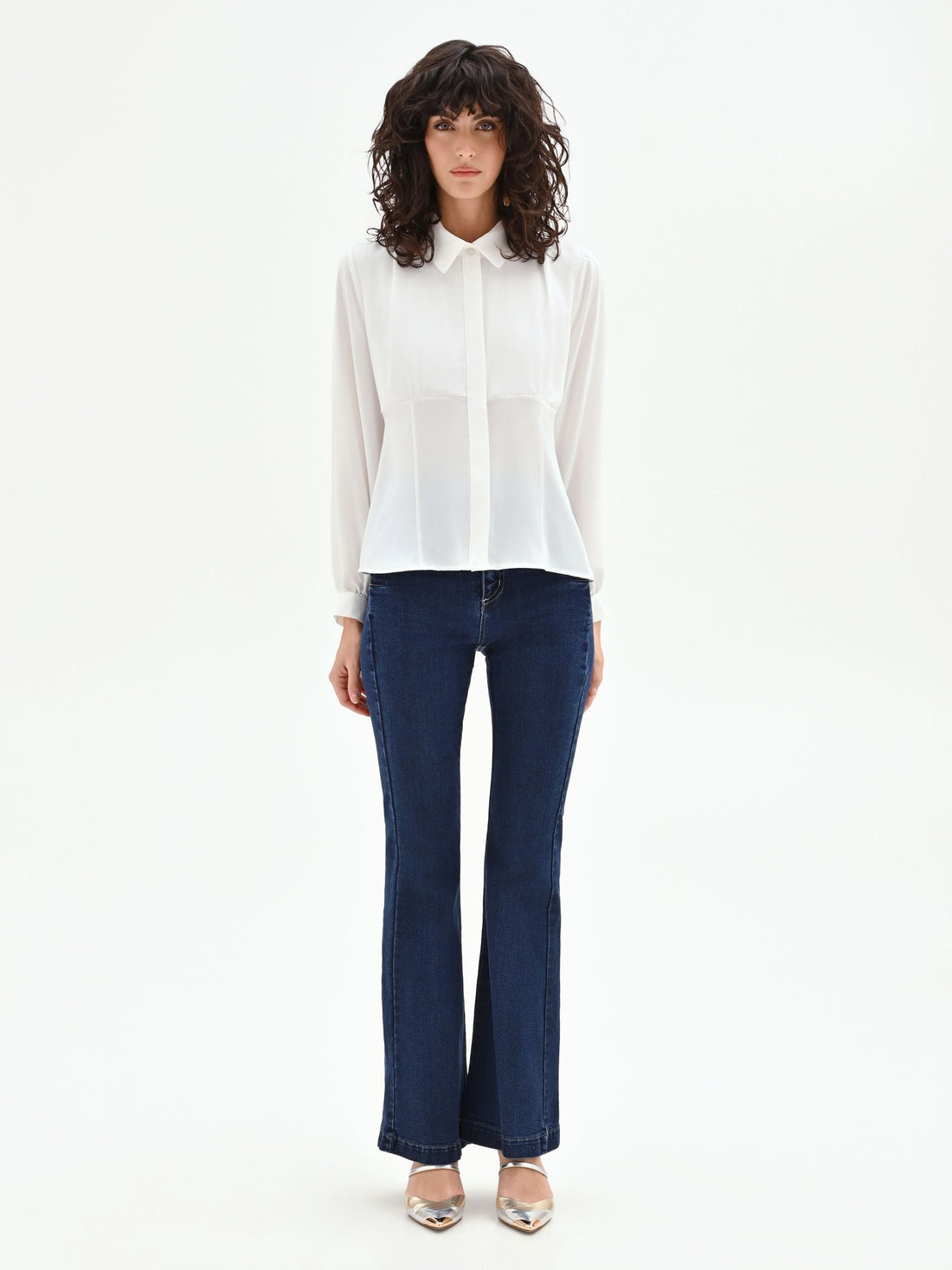 Camicia panna in raso con silhouette sagomata
