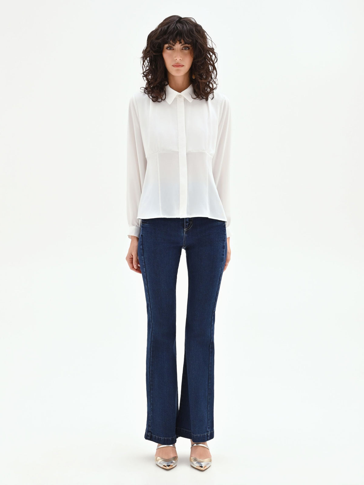 Camicia panna in raso con silhouette sagomata