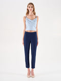 Pantaloni blu con bottoni dorati