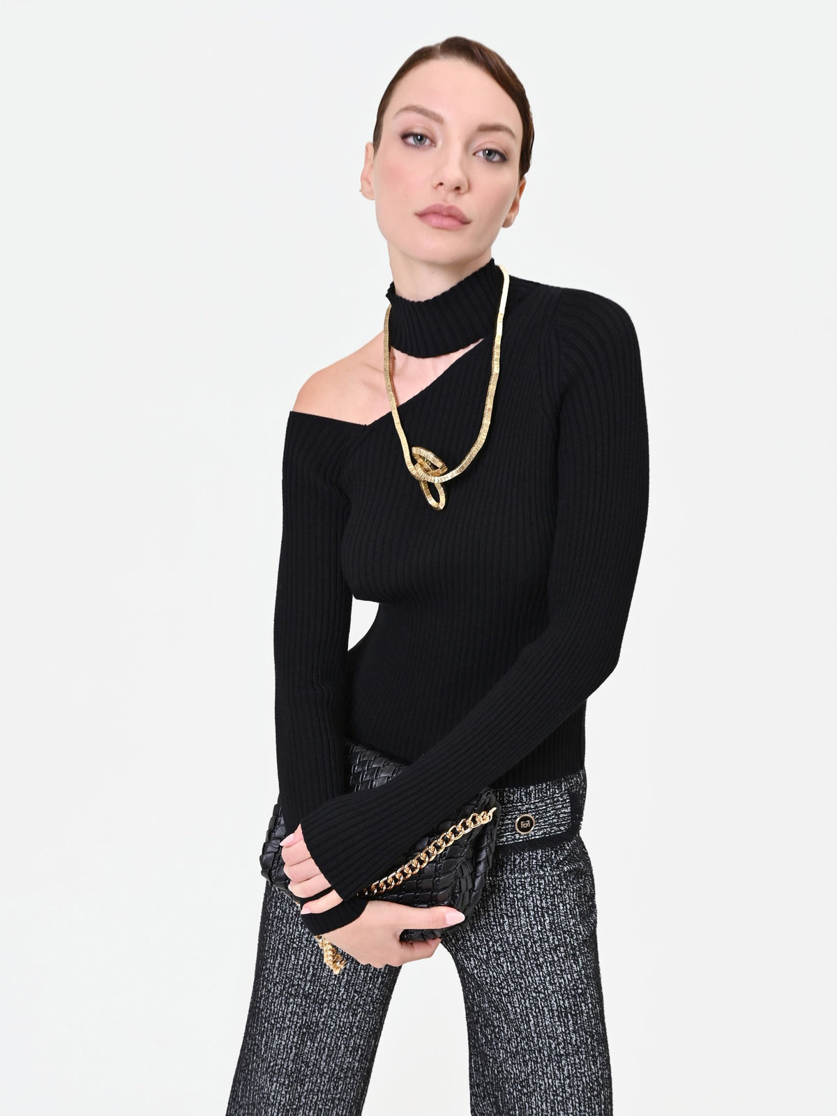 Maglia nera a coste con cut out in misto viscosa